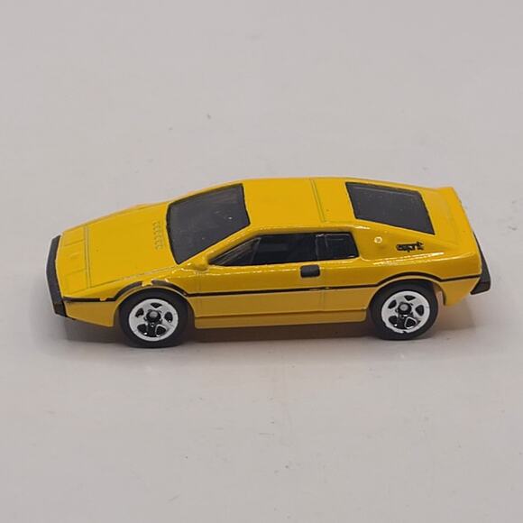 2014 Hot Wheels (Mattel) Yellow Lotus Esprit S1 Car/ Made in Malaysia/ Diecast